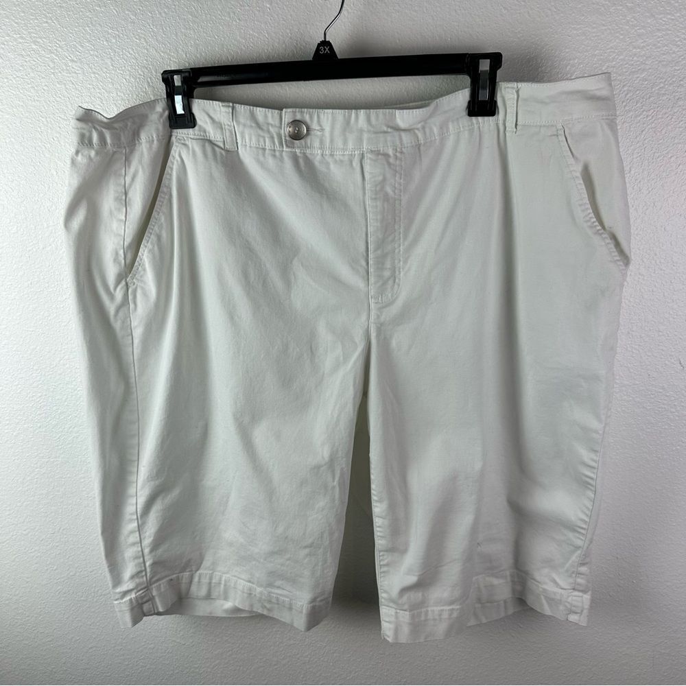 Bandolino White Bermuda Shorts Size 22 Flaw